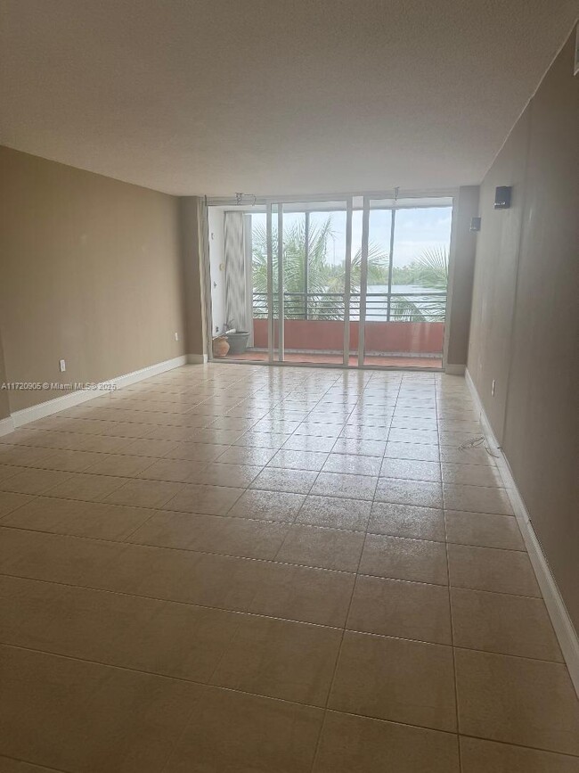 Foto del edificio - 1075 NE Miami Gardens Dr