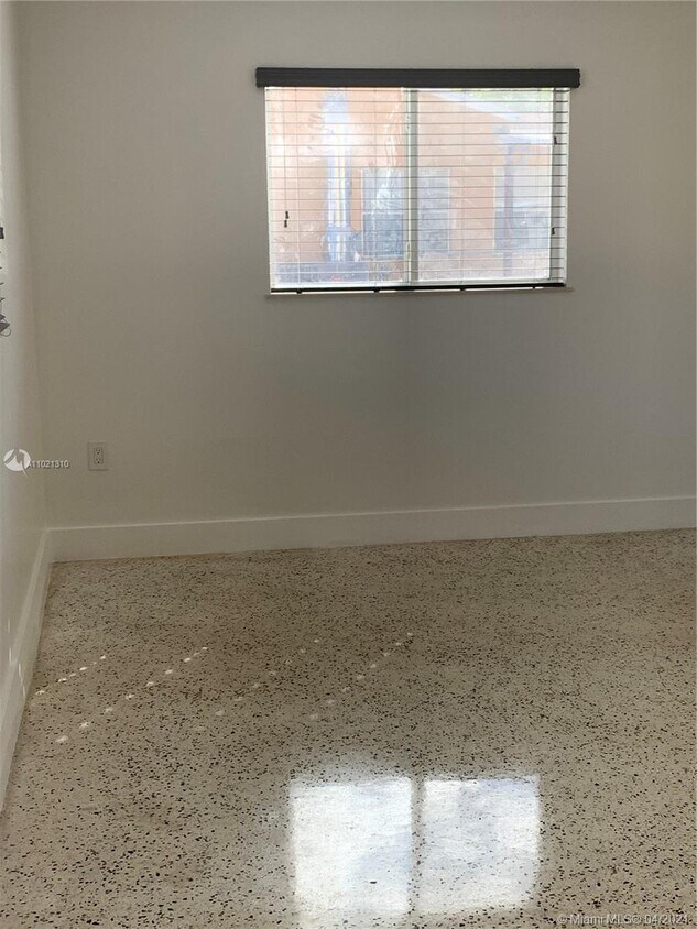Foto del edificio - 467 E 23rd St