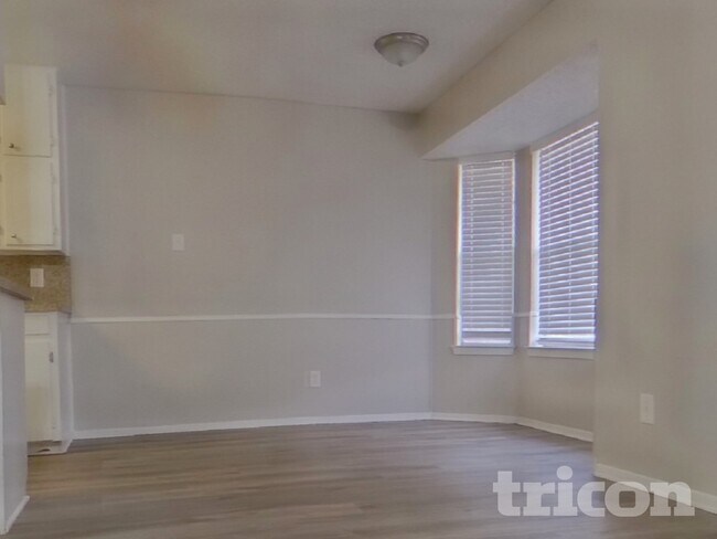 Foto del edificio - 6212 Douglas Dr