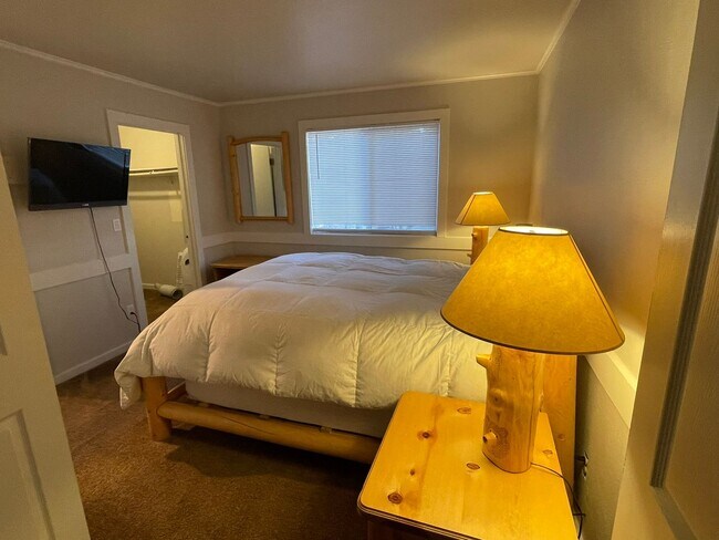 Building Photo - Nicely Remodeled Pinebrook Apartment