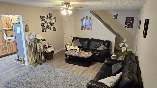 Foto del edificio - 2 Bed, 1.5 Bath Townhome with Garage Near McKee Medical Center