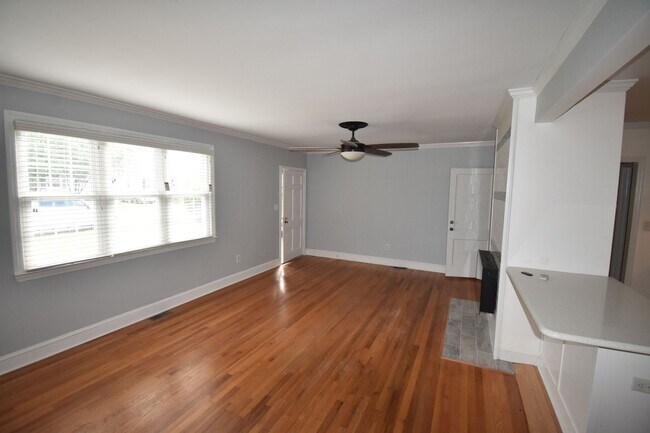 Building Photo - 3 Bedroom and 2 Bath Home (Pets Considered)