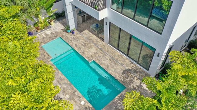 Foto del edificio - 830 Lake Ave N