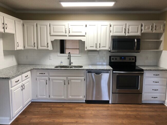 Building Photo - 2102 Ravenwood Dr