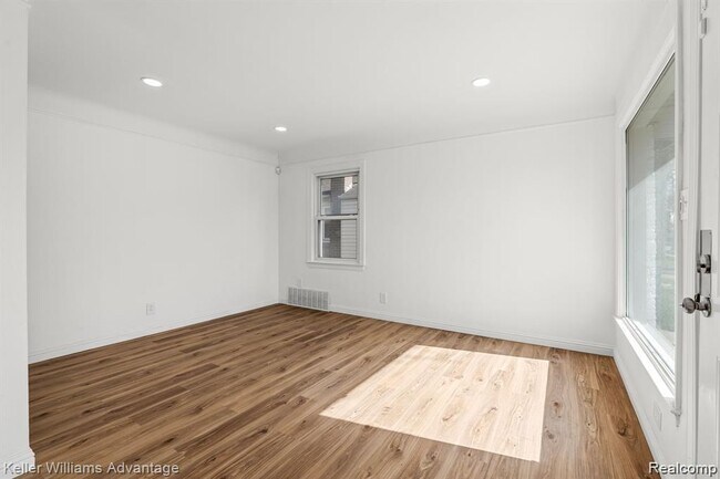 Foto del edificio - 20558 Oakfield Ave