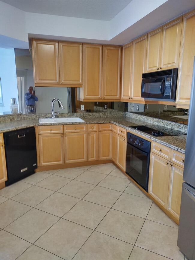 Foto del edificio - 100 S Birch Rd