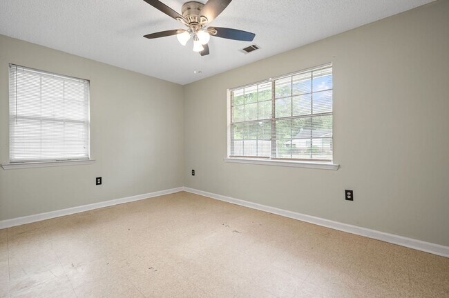 Building Photo - Cozy 2BR/1BA unit with fully fenced back yard