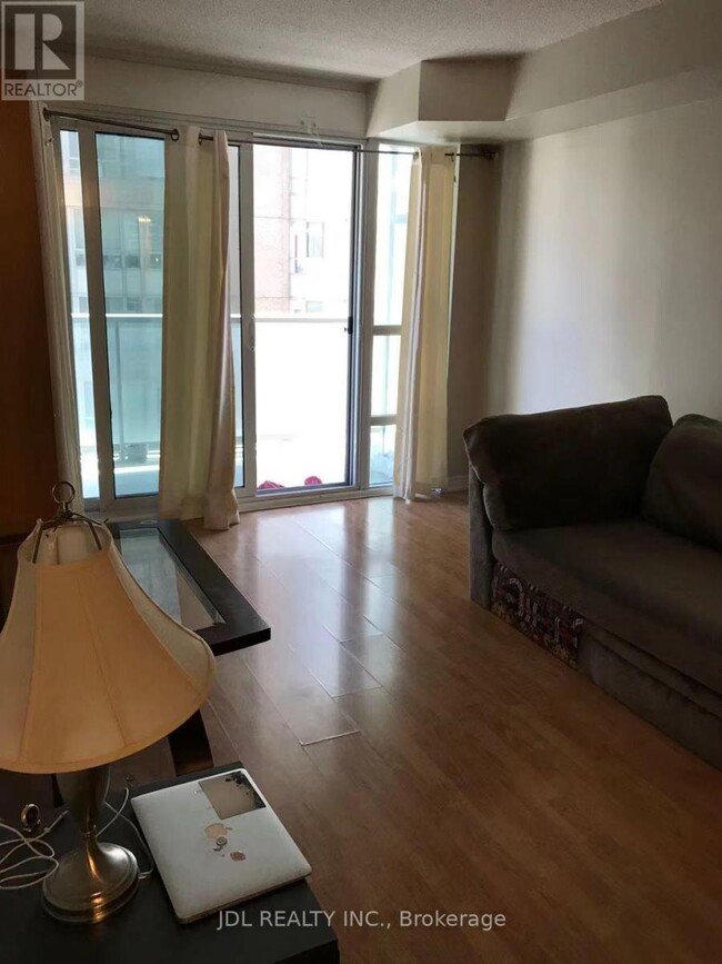 Photo du bâtiment - 761-761 Bay St.