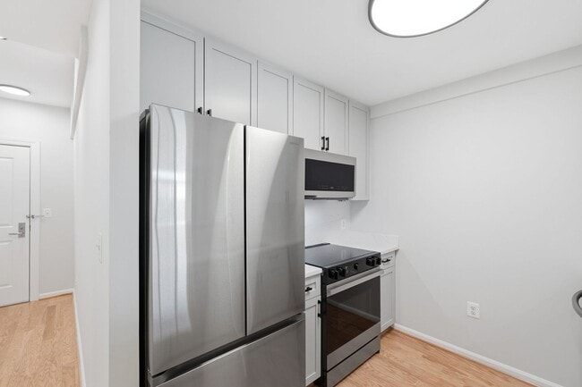 Building Photo - Bright & Renovated Condo with Pool, Gym & Parking!