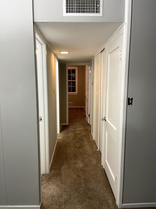Building Photo - 709 Mosby Dr