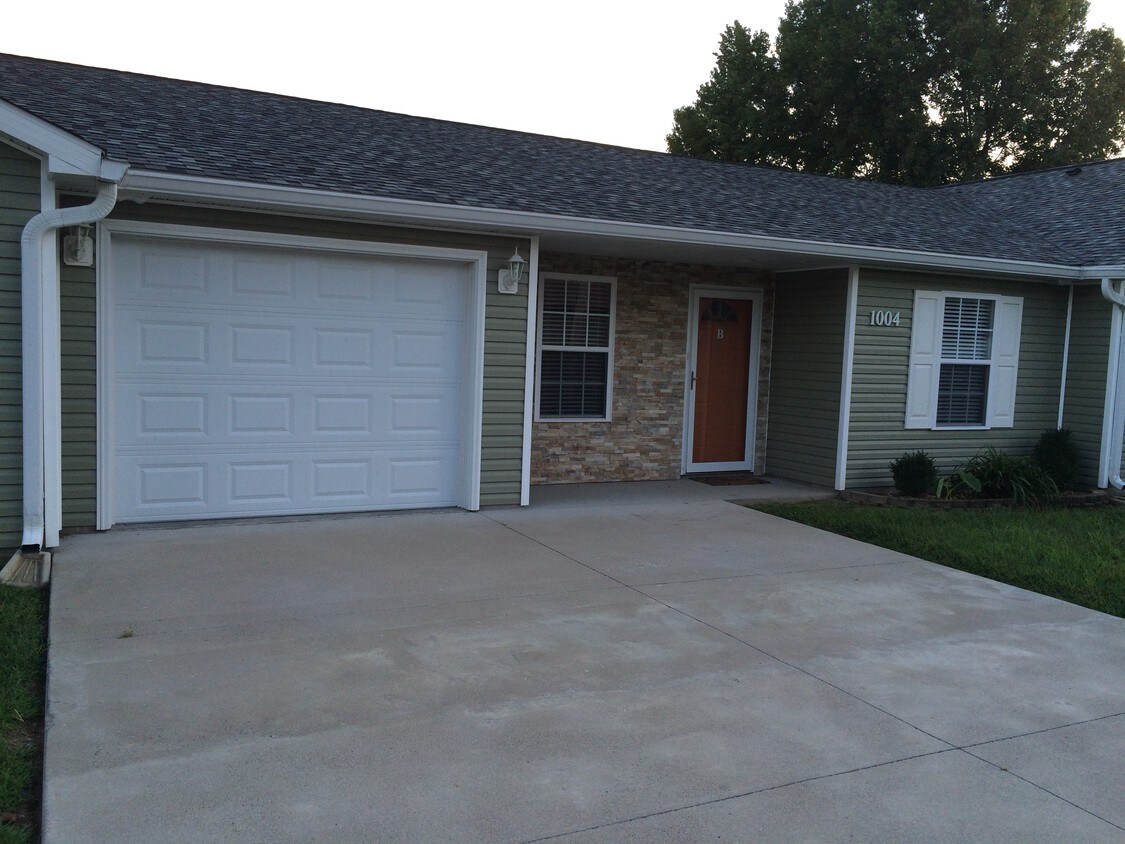 1210 E Reeves St, Marion, IL 62959 Apartments in Marion, IL