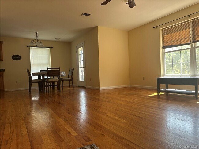 Foto del edificio - 105 N Montgomery St