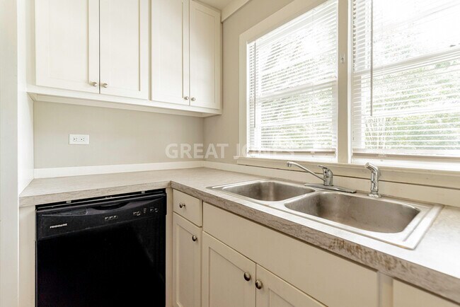 Building Photo - $500 off first month or Amazon Gift Card b...