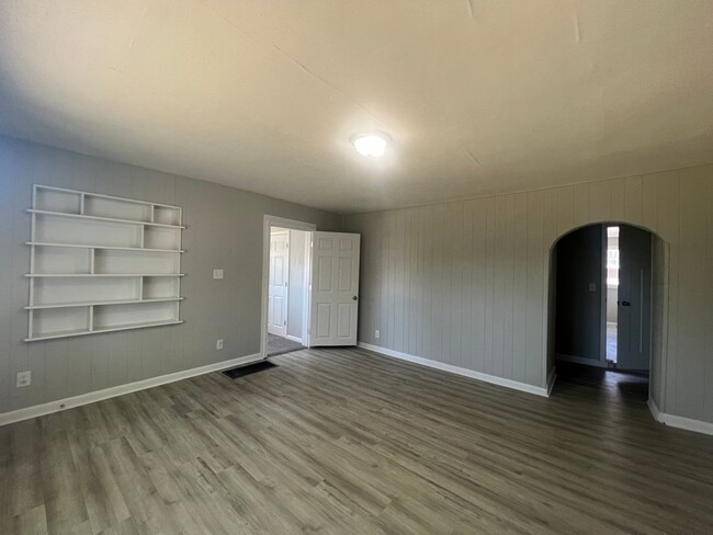 Building Photo - New Year, New Home Special !!!! $200 OFF -...