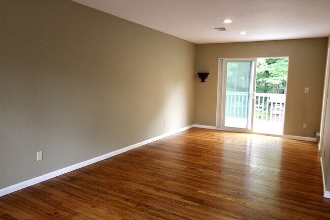 Foto del edificio - 4 Bedroom 3 Bath Well Kept House in West H...