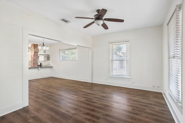 Foto del edificio - 900 S Division St