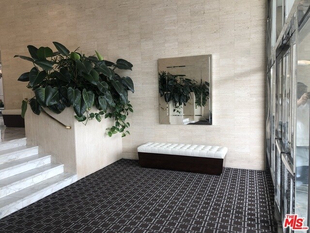 Foto del edificio - 999 N Doheny Dr