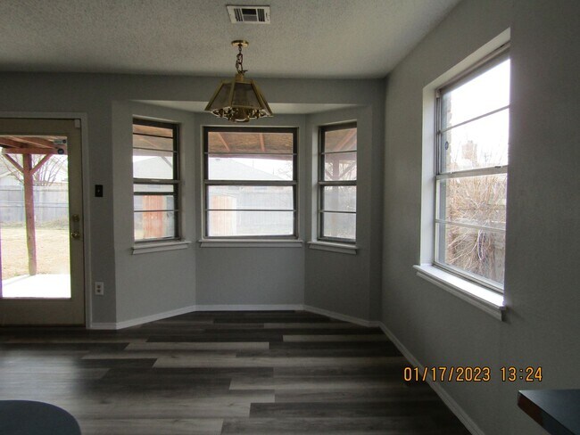 Foto del edificio - West side home located close to shopping, ...