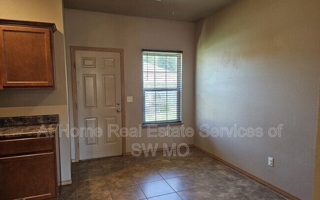 Building Photo - 622 S Landen Ave