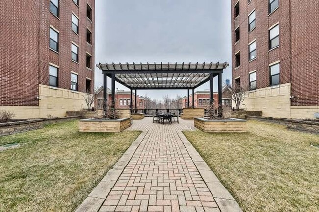 Building Photo - 833 W 15th Pl