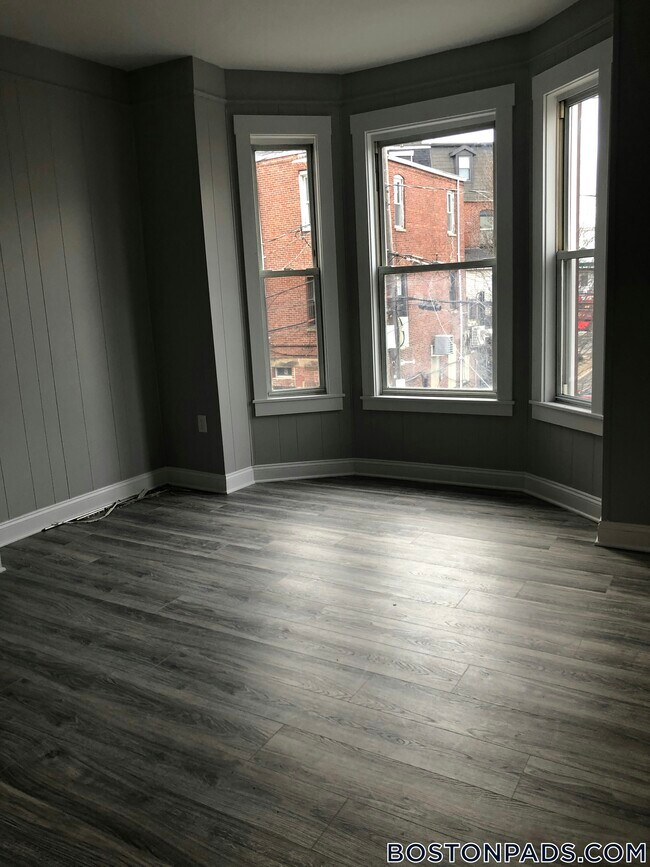 Building Photo - 143 London St