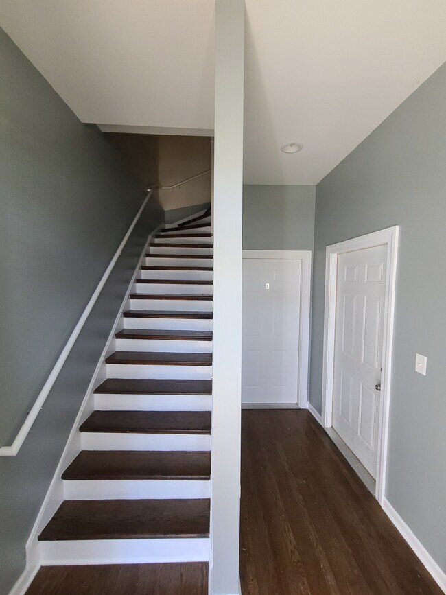 Apartamento con jardín en la entrada principal. - 3412 W Fulton Blvd