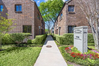 Building Photo - 1114 Augusta Dr
