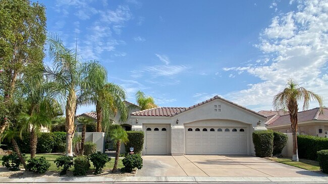 Foto del edificio - AVAILABLE NOW! STUNNING 3 Bedroom 3.5 Bath...
