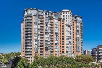Building Photo - 8220 Crestwood Heights Dr