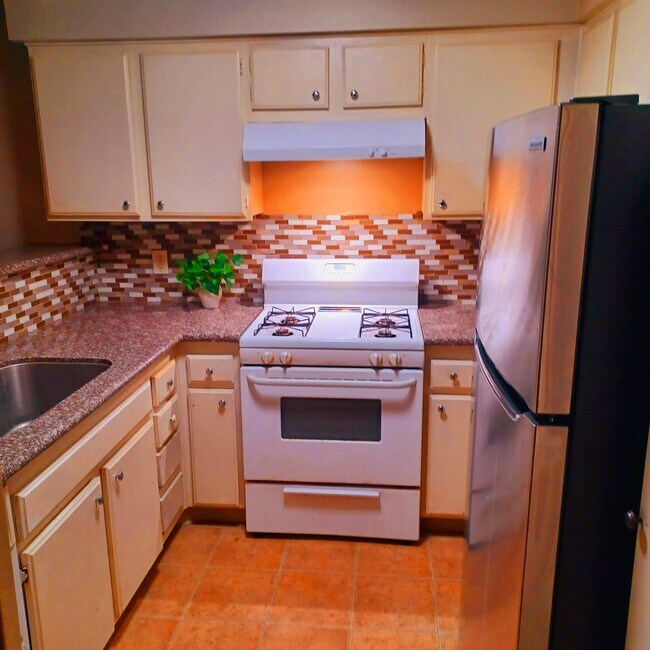 Cocina renovada. Encimeras de granito. - 1190 S Winery Ave