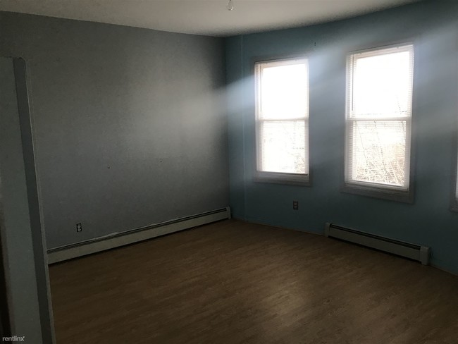 Building Photo - 2 br, 1 bath Apartment - 605 Harrison Ave #4