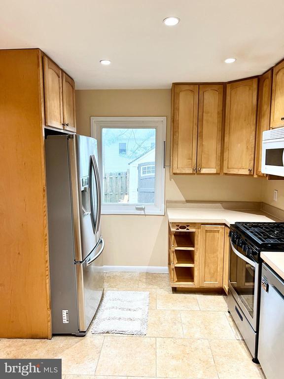 Building Photo - 5576 Hollins Ln