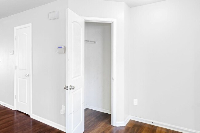 Foto del edificio - pdated 2BR/2.5BA Townhome with Private Fen...