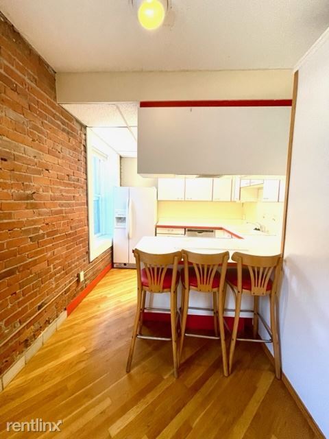 Building Photo - 3 br, 1 bath Condo - 90 Yesler Way