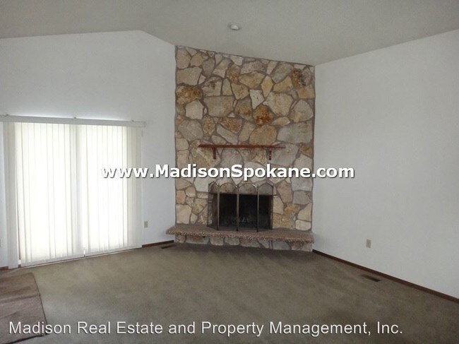 Building Photo - 3 br, 3 bath House - 15814 N. Pineview Circle