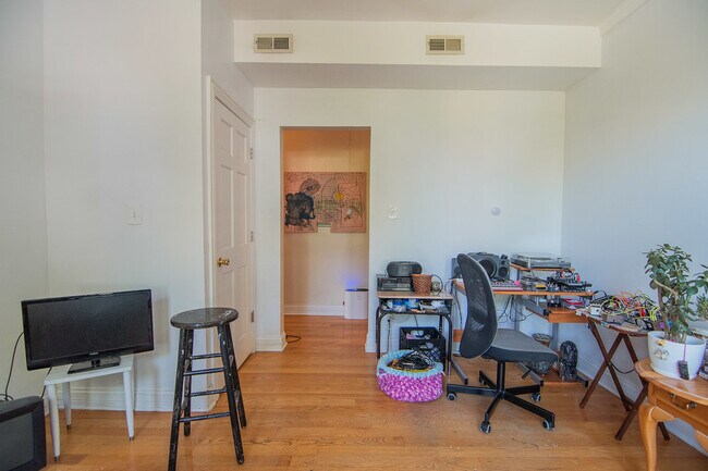 Foto del edificio - 3025 W Diversey Ave