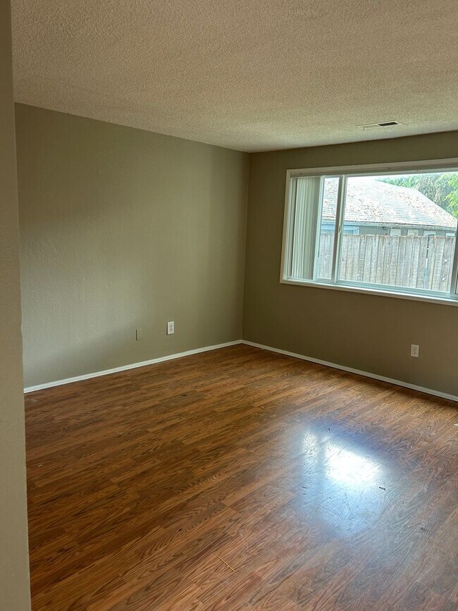 Building Photo - (894) 5th Ave Tri-Plex - 2 Bedroom / 1.5 Bathroom Townhome
