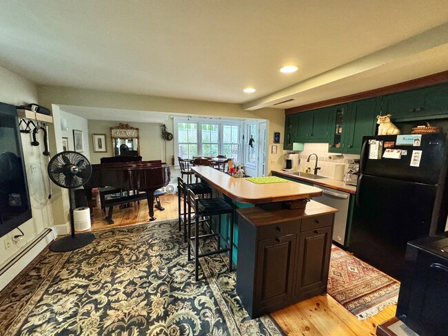 Kitchen/Family room combination - 30 Golden Hill St