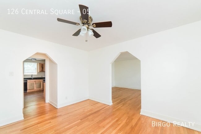 Building Photo - Corner Oasis: Charming One-Bedroom with Wo...