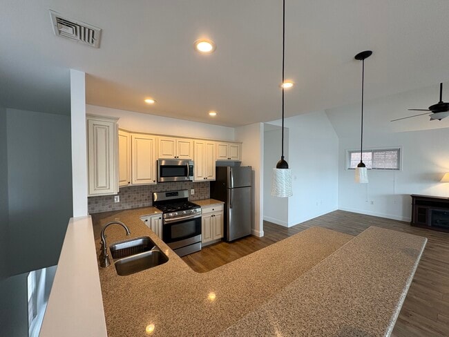 Building Photo - 4524 Edgemont St