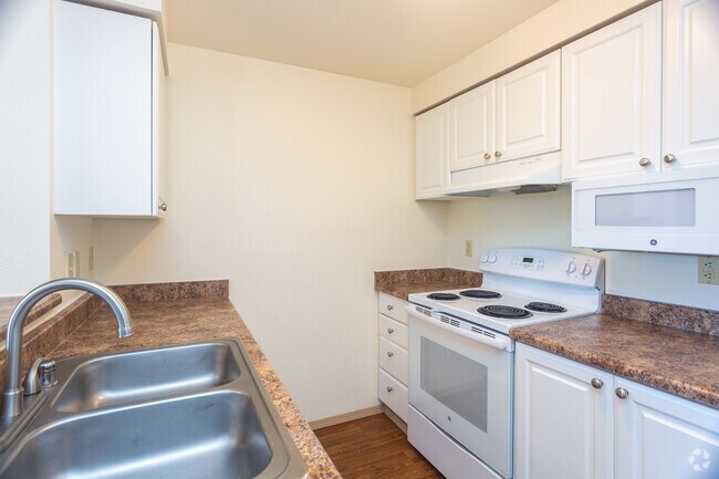 2BR, 2BA - 1030SF - Breckenridge Apartments