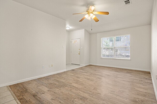 Foto del edificio - Lake Views in Lago Vista! Updated 3BR w/ Deck, No Rear Neighbors & New Floors