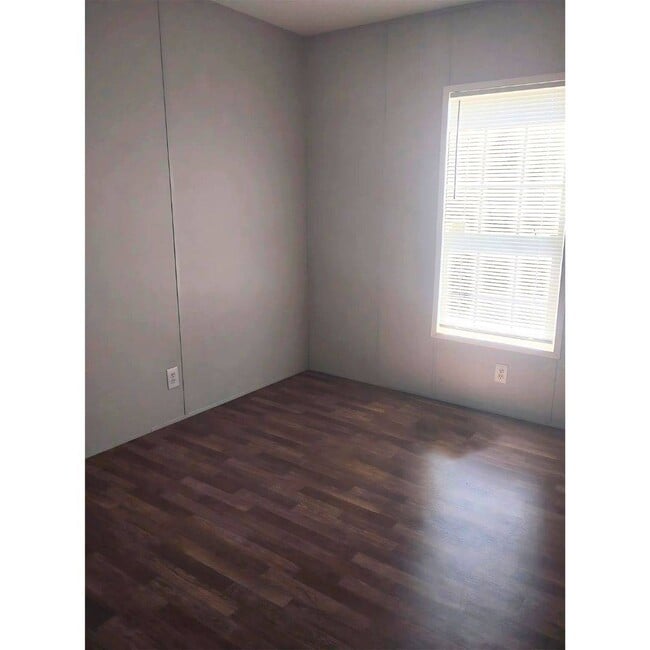 Building Photo - 1520 Thomas Dr