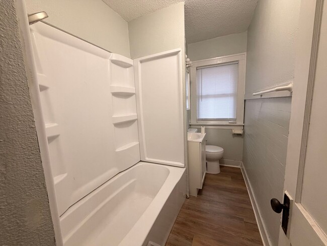 Foto del edificio - 2 Bedroom House - Updated $875