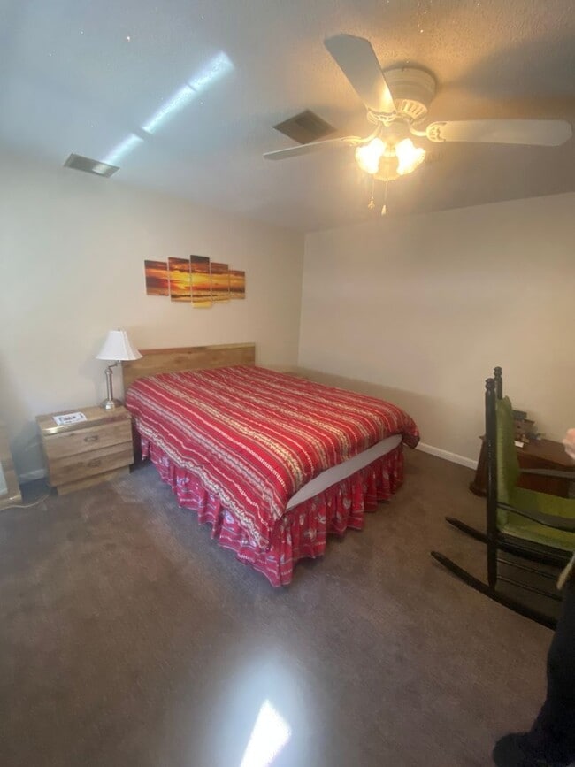 Photo - Cute 1 bedroom 1 bathroom Apartment- utili...