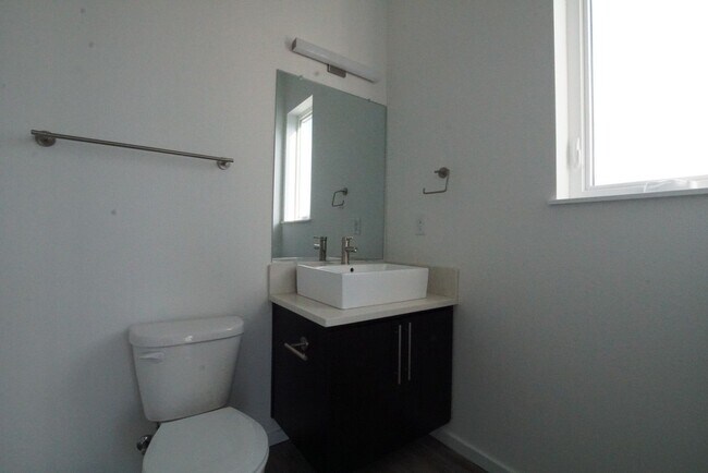 Building Photo - Beautiful New 2bd/2.5ba North Portland Tow...