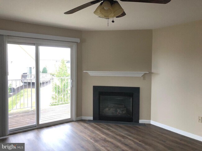 Building Photo - 102 Oriole Ct