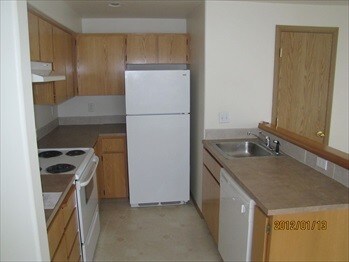 Building Photo - Spacious town home with off street parking