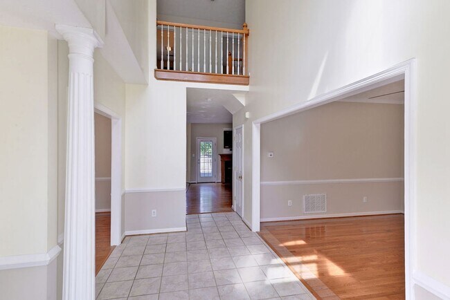 Foto del edificio - Spacious Home with 1st Floor Master!