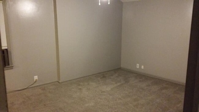 Building Photo - 1417 W Short Ave